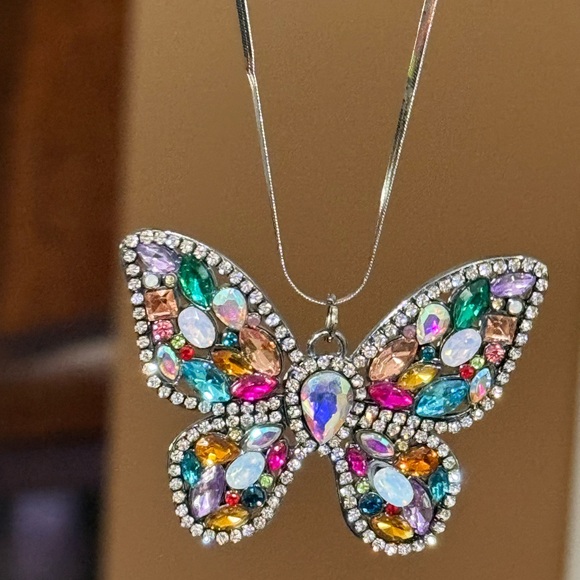Gorgeous Sparkling Butterfly Pendant Necklace - Picture 2 of 3